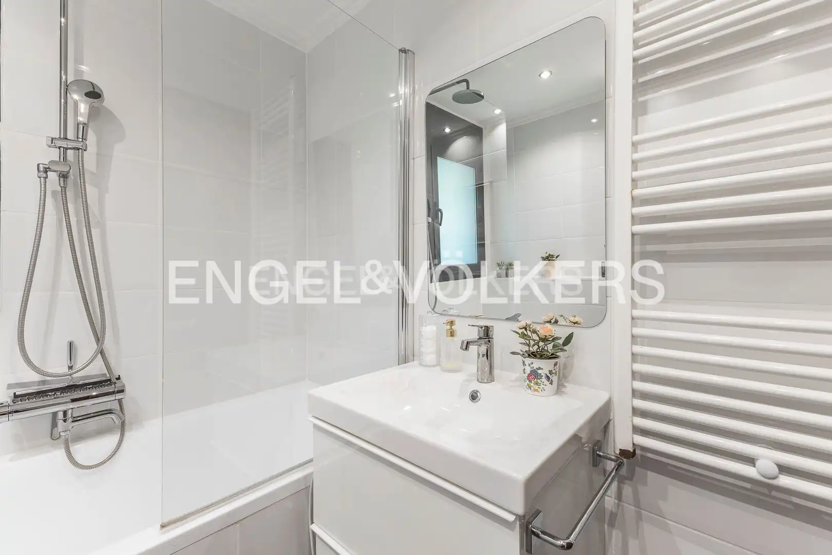 Bathroom of Houses for sale in Castelldefels  with Air Conditioner, Heating and Private garden