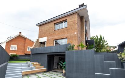 Vista exterior de Casa o xalet en venda en Sant Just Desvern amb Aire condicionat, Terrassa i Balcó