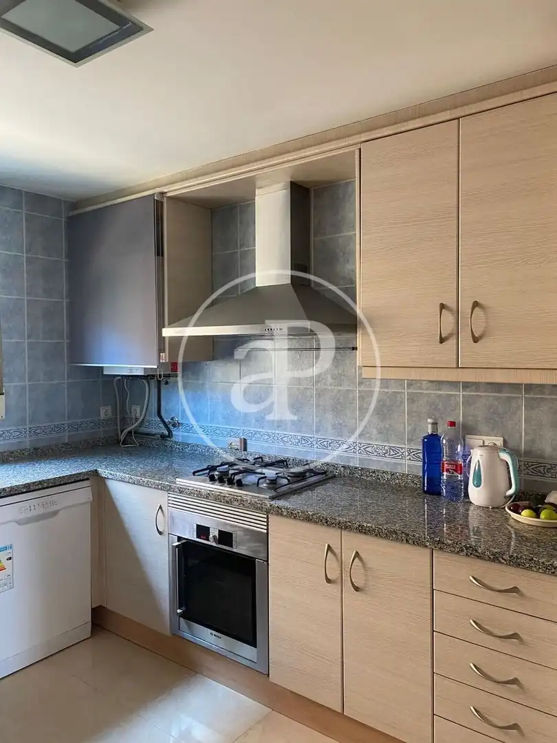 Cuina de Dúplex de lloguer en La Pobla de Vallbona amb Aire condicionat, Calefacció i Jardí privat