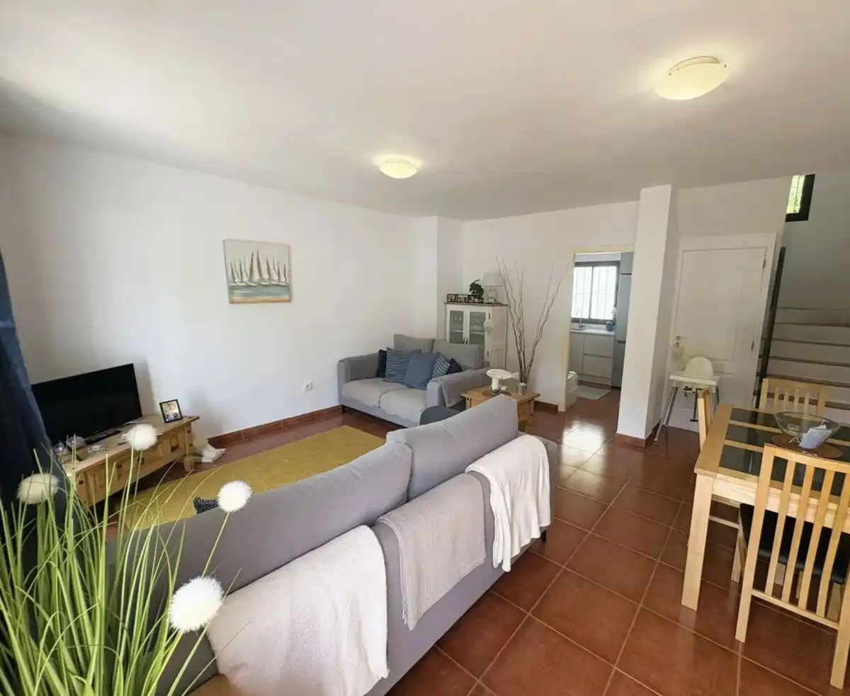 Wohnzimmer von Einfamilien-Reihenhaus zum Verkauf in Casares mit Privatgarten, Terrasse und Gemeinschaftspool