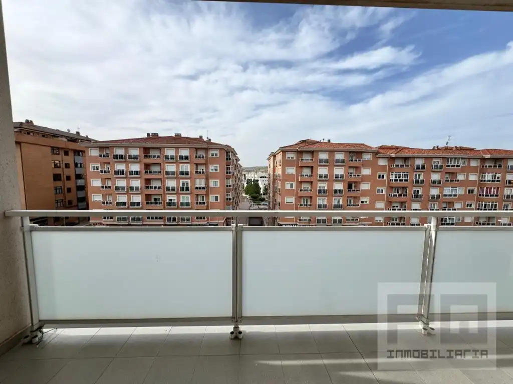 Vista exterior de Pis en venda en Ávila