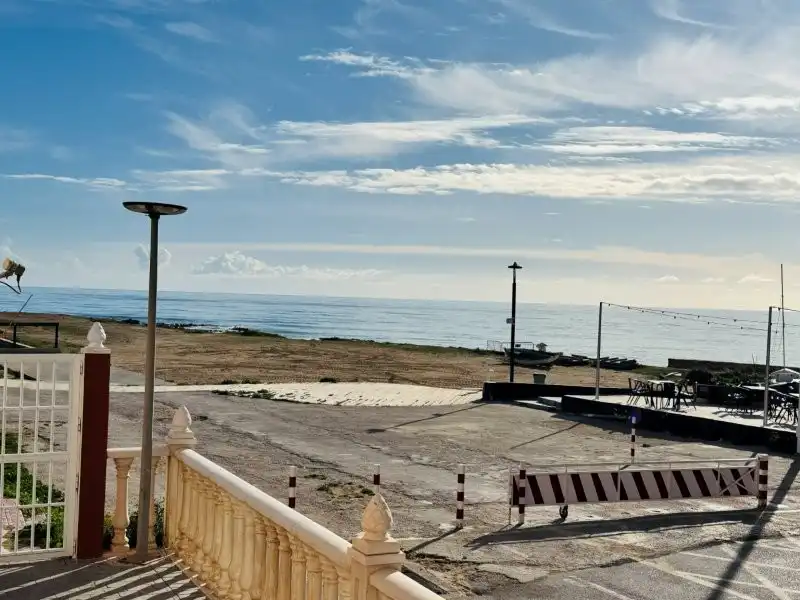 Vista exterior de Pis en venda en Torrevieja amb Aire condicionat, Terrassa i Moblat