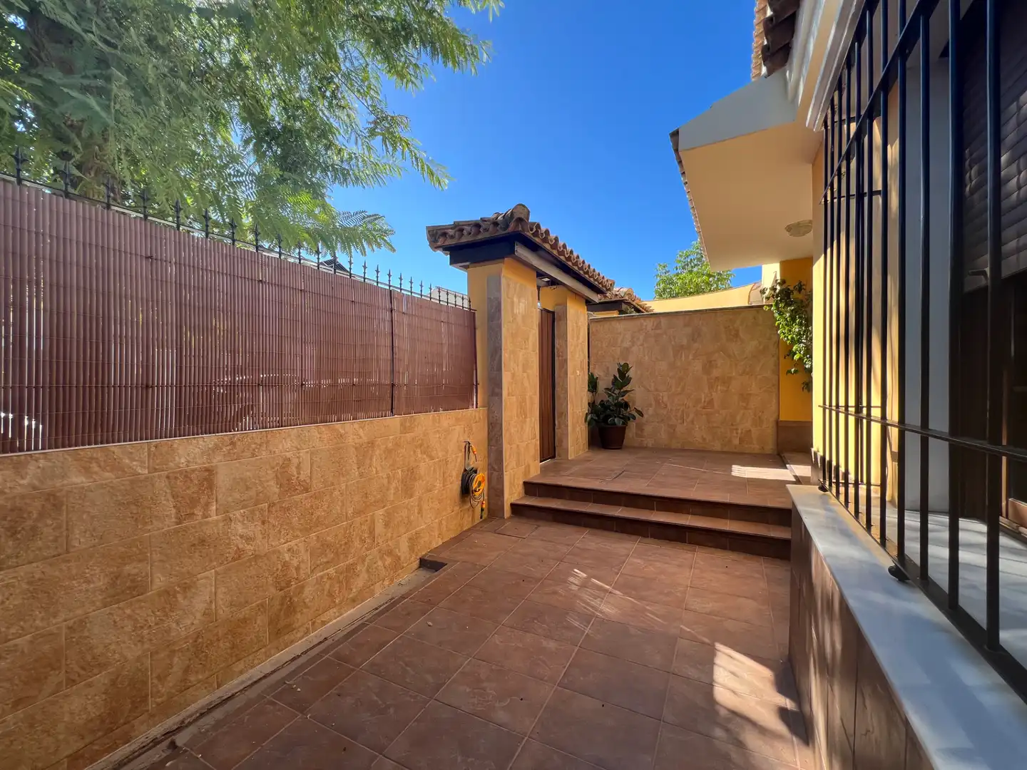 Terrassa de Casa adosada en venda en Espartinas amb Aire condicionat, Calefacció i Jardí privat