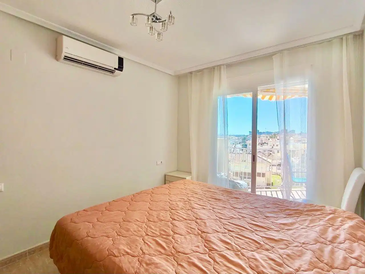 Habitación de Ático de alquiler en Orihuela con Aire acondicionado, Terraza y Amueblado