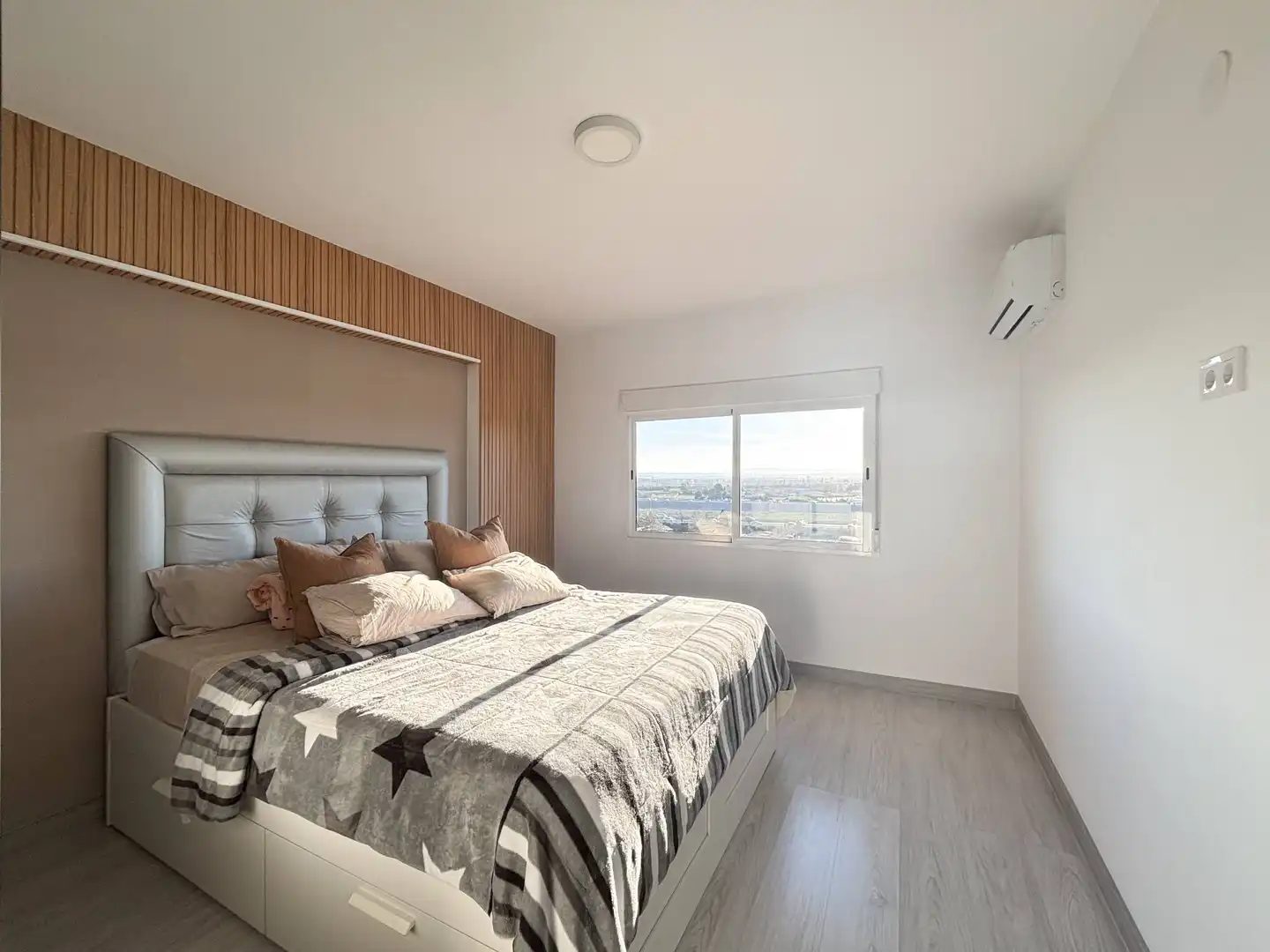 Bedroom of Flat for sale in Valencia  with Air Conditioner, Furnished and Balcony