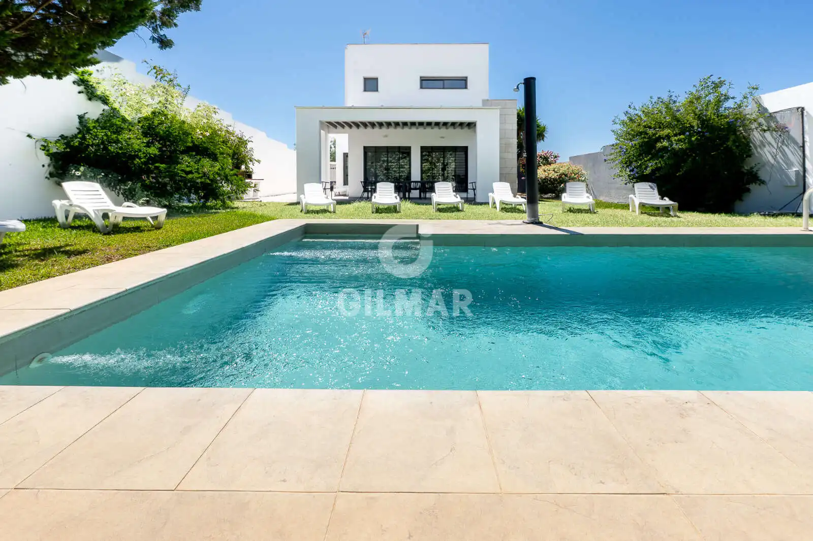 Vista exterior de Casa o xalet en venda en Conil de la Frontera amb Jardí privat, Piscina i Moblat