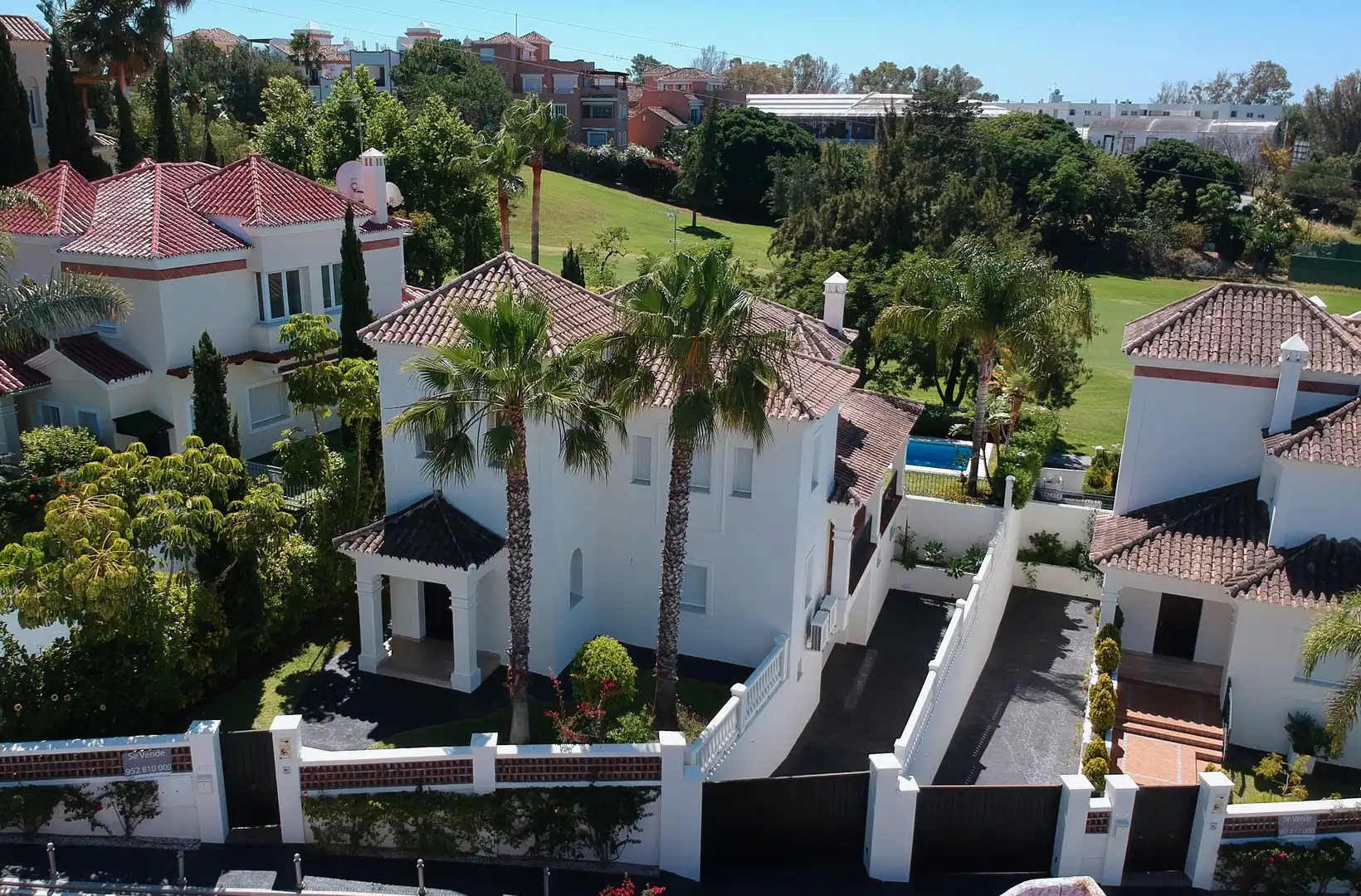 Vista exterior de Casa o xalet en venda en Marbella amb Aire condicionat, Calefacció i Jardí privat