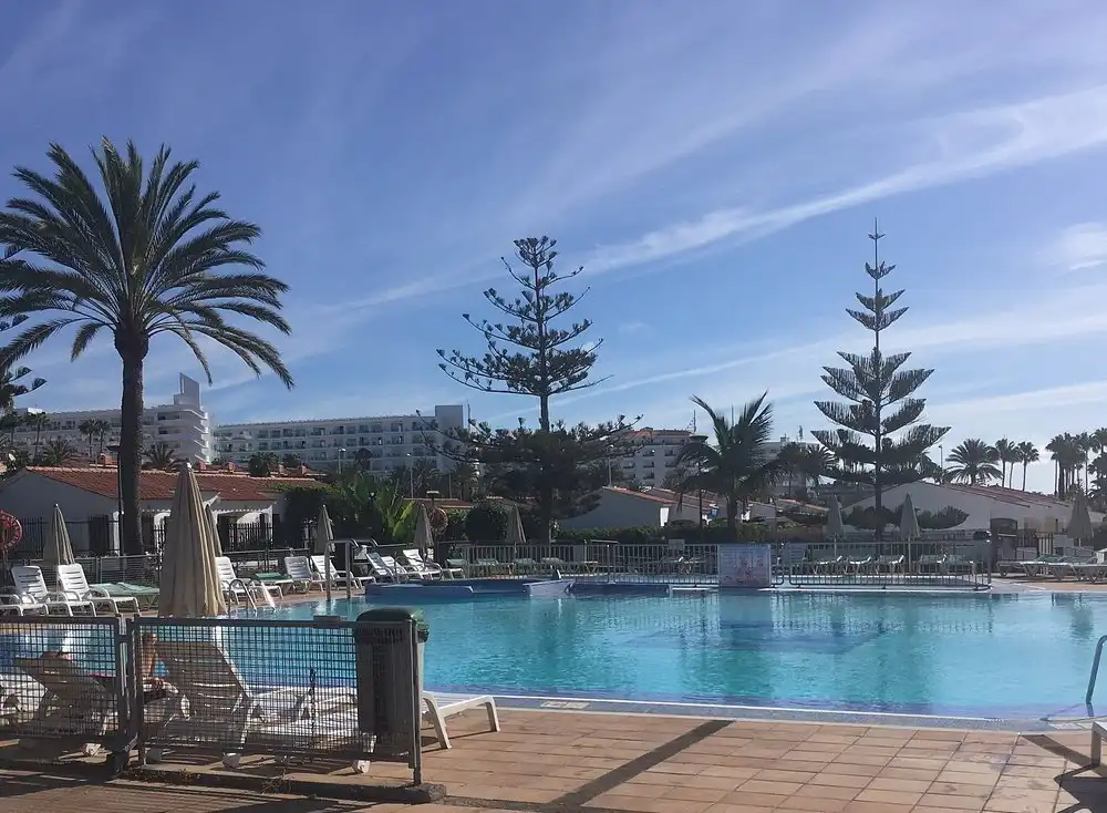 Piscina de Casa adosada de lloguer en San Bartolomé de Tirajana amb Terrassa, Moblat i Piscina comunitària