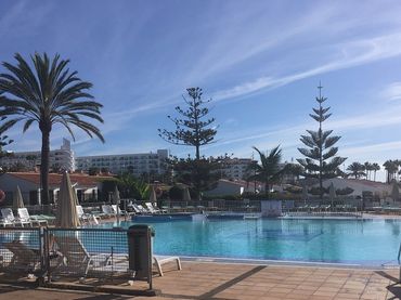 Reihenhaus mit Pool zur Miete in Avenida de Tirma