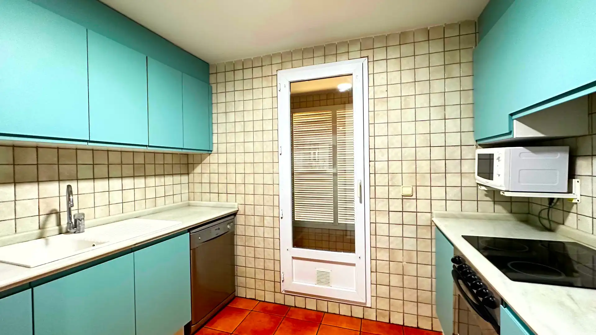 Cuina de Apartament de lloguer en Oliva amb Aire condicionat, Calefacció i Terrassa