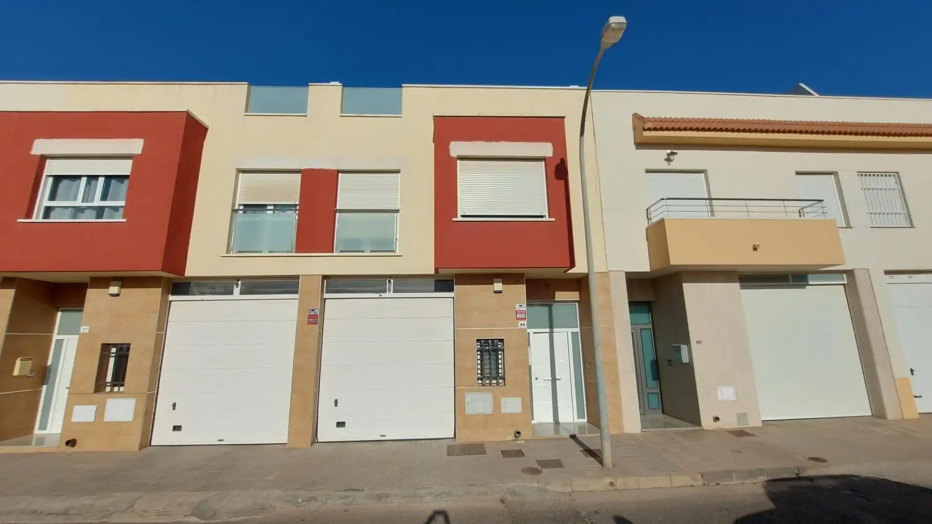 Vista exterior de Casa adosada en venda en El Ejido amb Alarma
