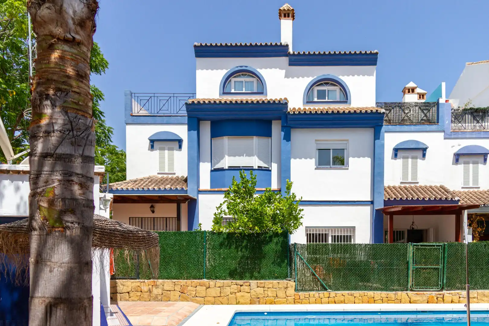 Terraced house with pool for sale in San Pedro de Alcántara, imagen 3