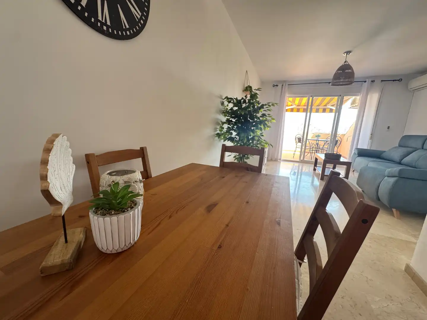 Menjador de Apartament de lloguer en Fuengirola amb Aire condicionat, Terrassa i Moblat