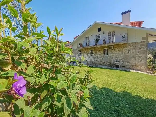 Vista exterior de Casa o xalet en venda en O Rosal   amb Calefacció, Jardí privat i Terrassa