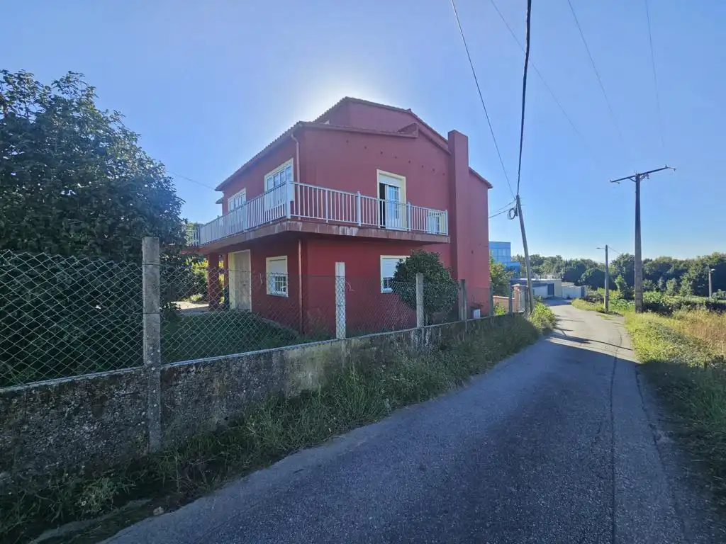 Vista exterior de Casa o xalet en venda en Boiro amb Calefacció, Jardí privat i Parquet