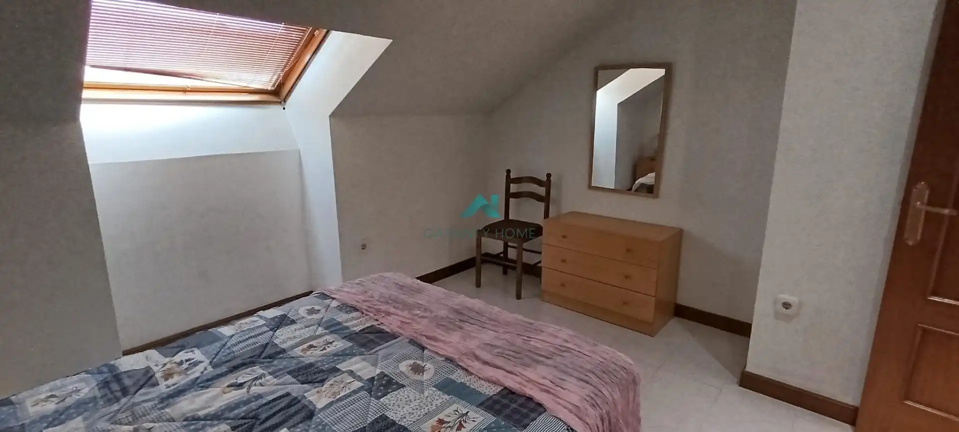 Schlafzimmer von Dachboden zum Verkauf in Bárcena de Cicero mit Möbliert und Gemeinschaftspool