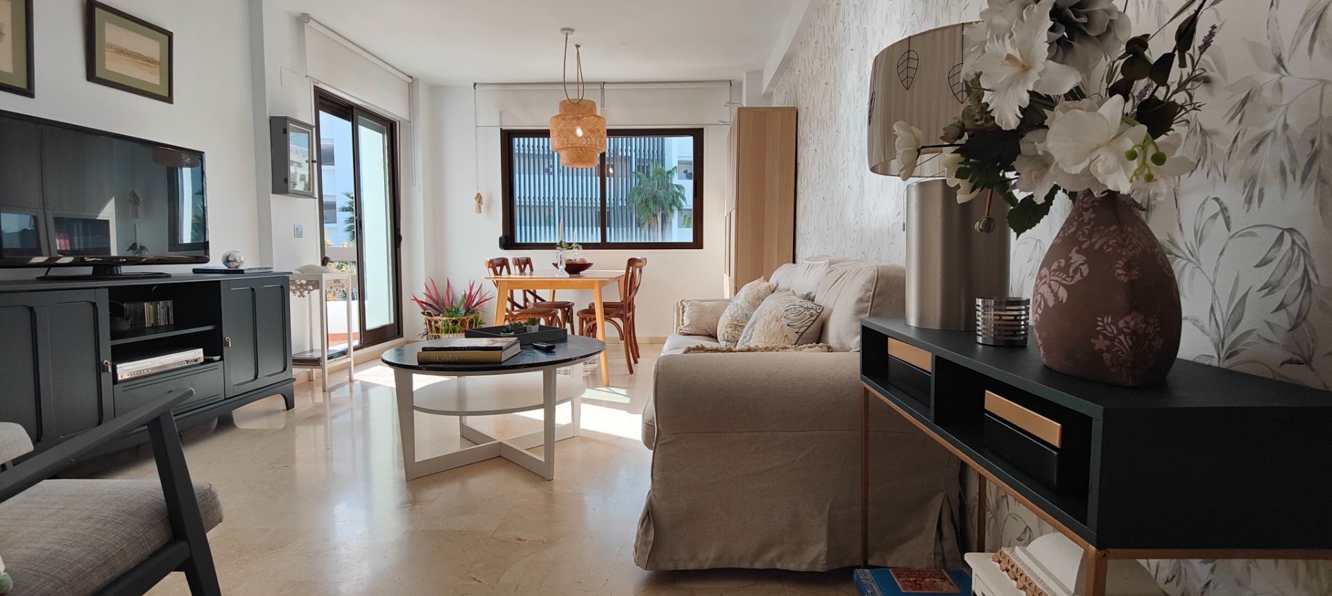 Living room of Flat for sale in Estepona  with Air Conditioner, Heating and Terrace
