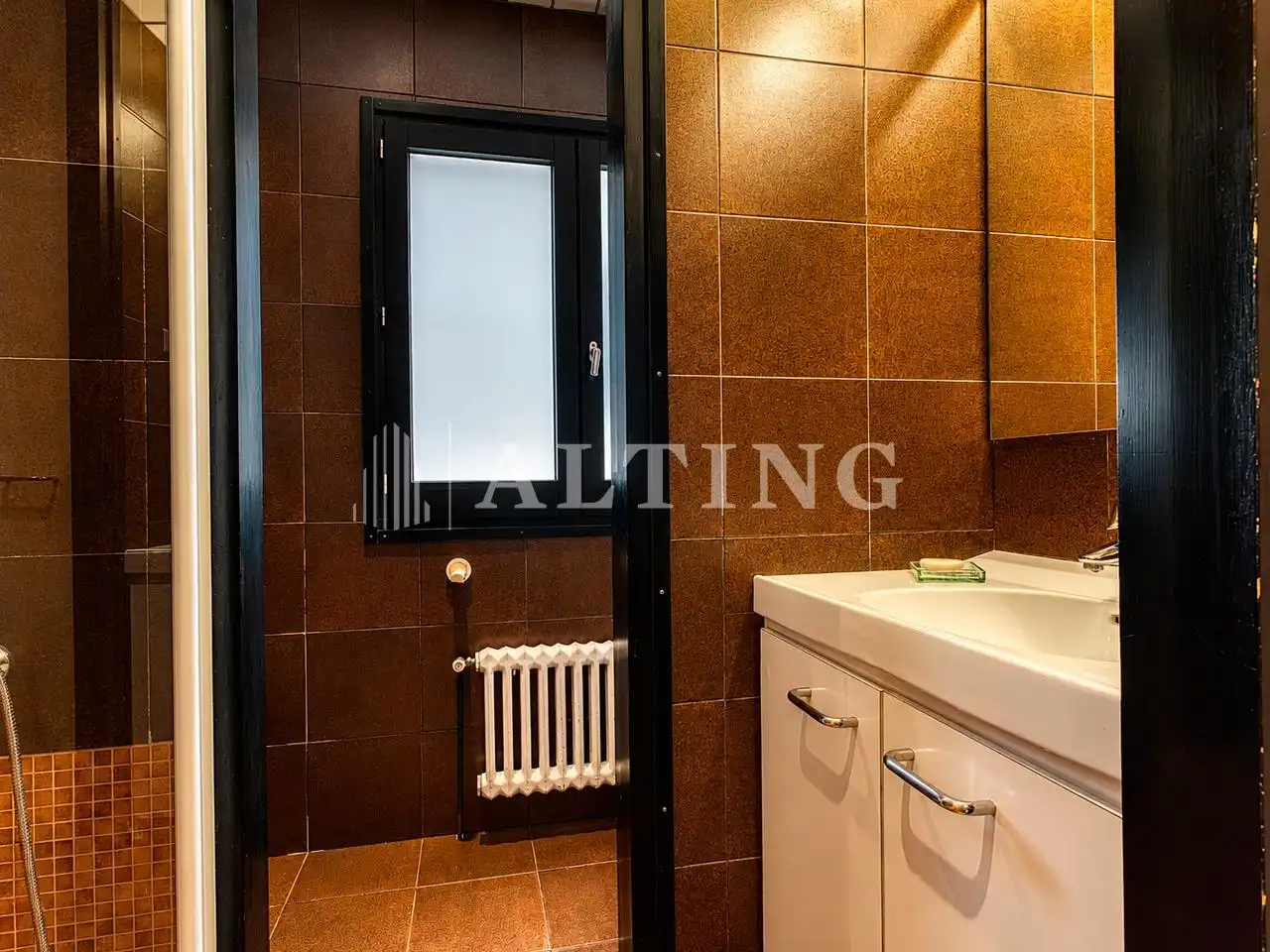Bathroom of Office for rent in Barcelona  with Heating and Furnished
