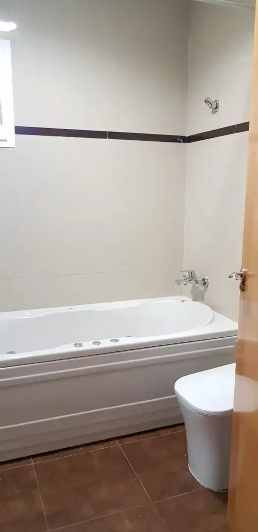 Badezimmer von Einfamilien-Reihenhaus zum Verkauf in La Gineta mit Klimaanlage, Heizung und Parkett