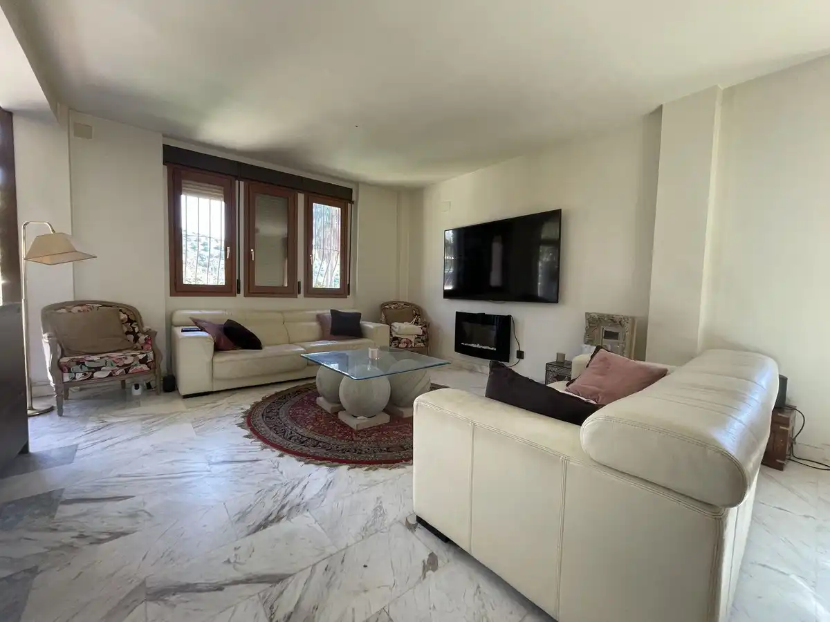 Wohnzimmer von Einfamilien-Reihenhaus zum Verkauf in Mijas mit Klimaanlage, Heizung und Privatgarten