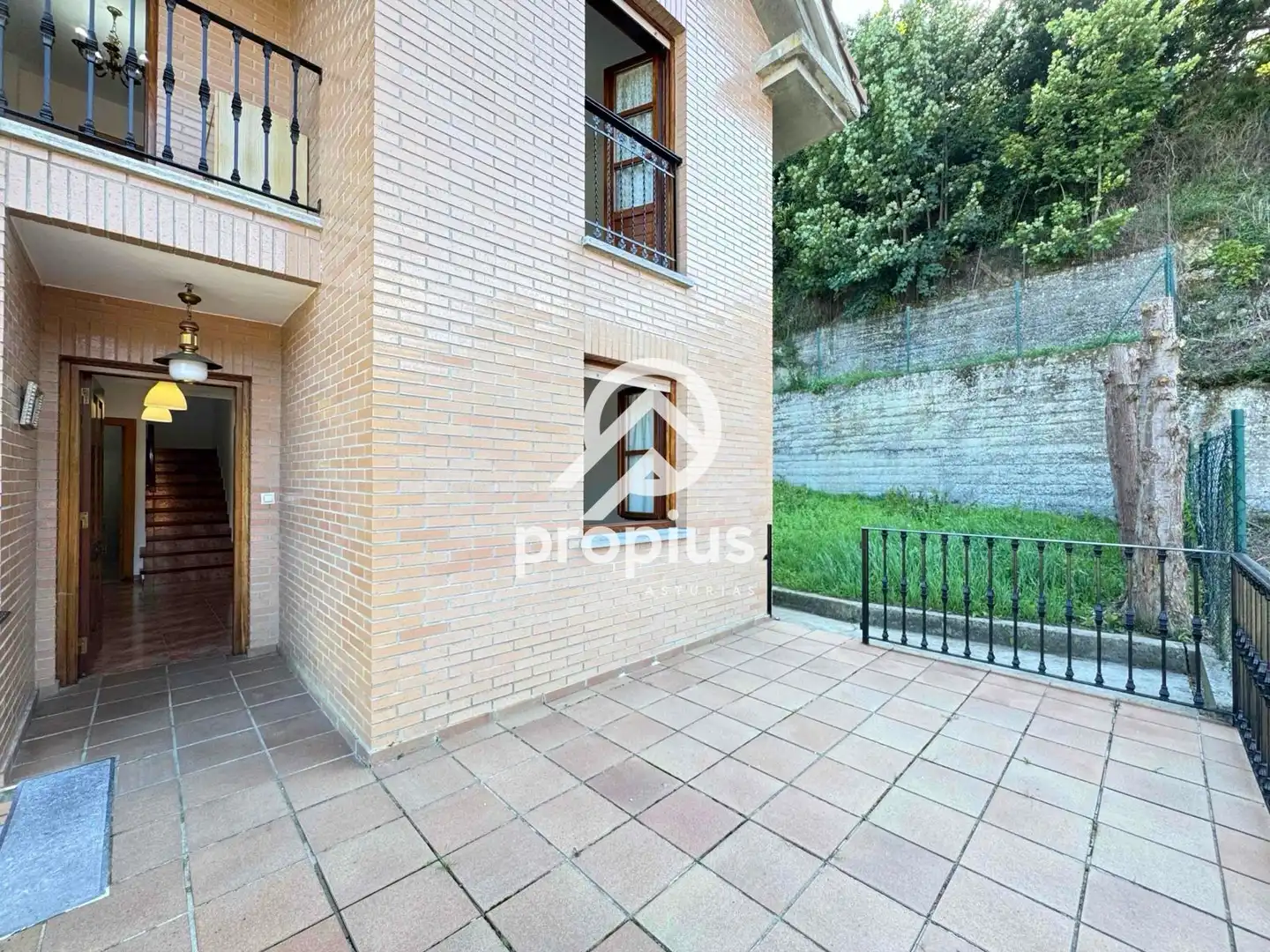 Vista exterior de Casa adosada en venta en Piloña con Calefacción, Jardín privado y Parquet