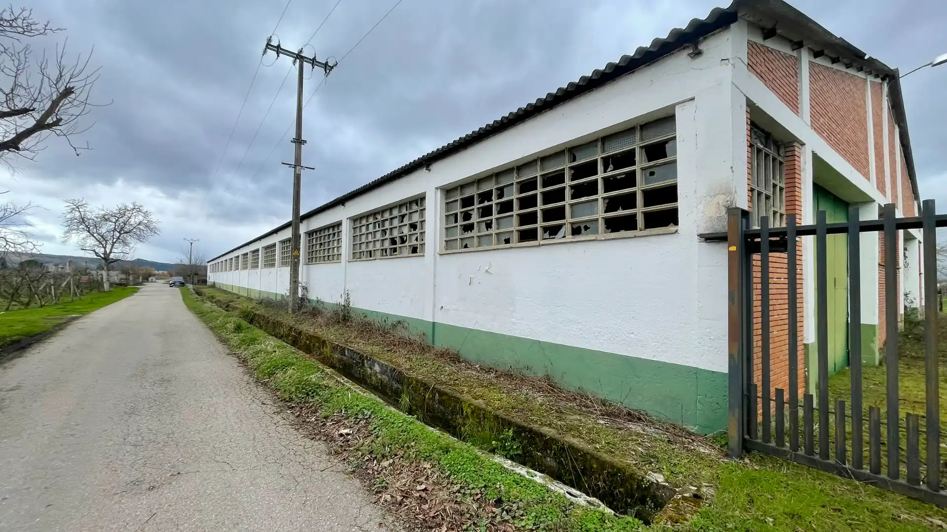 Vista exterior de Nave industrial en venta en Ponferrada