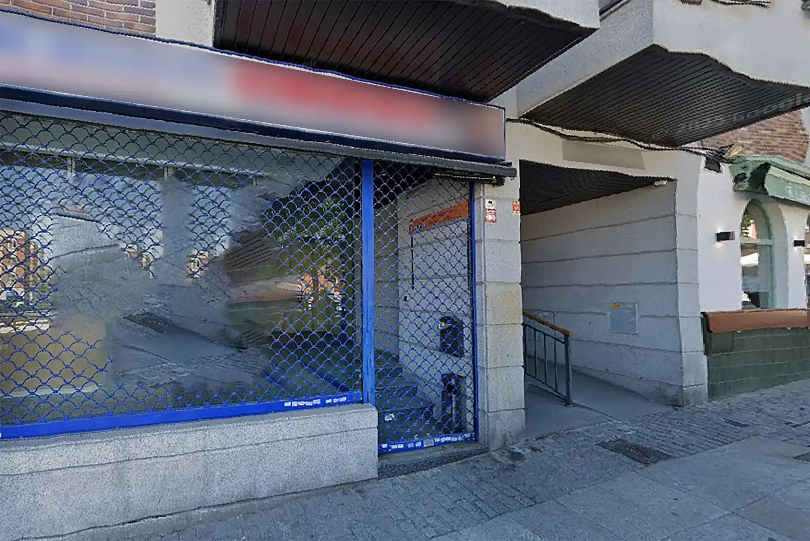 Vista exterior de Local en venta en Majadahonda