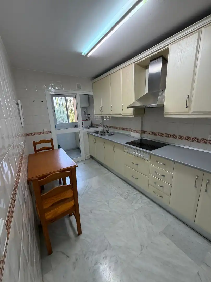Cuina de Apartament de lloguer en Dos Hermanas amb Aire condicionat, Moblat i Rentadora