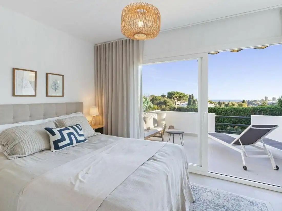 Schlafzimmer von Einfamilien-Reihenhaus zum Verkauf in Marbella mit Klimaanlage, Terrasse und Balkon