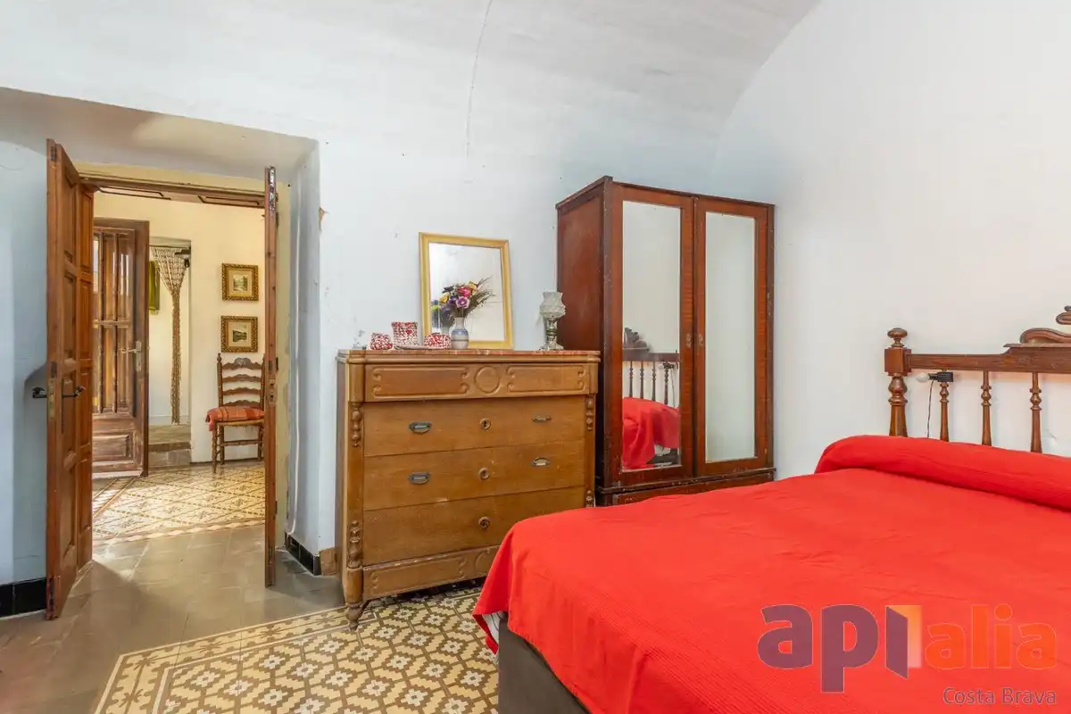Dormitori de Casa adosada en venda en Begur amb Jardí privat i Moblat
