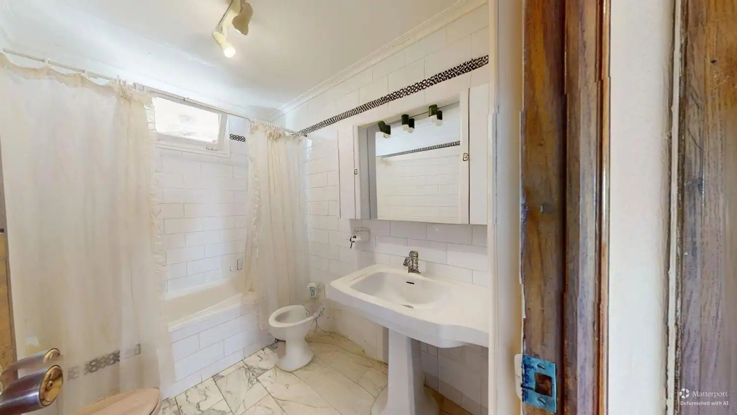 Bathroom of Flat for sale in Sevilla  with Air Conditioner, Terrace and Storage room