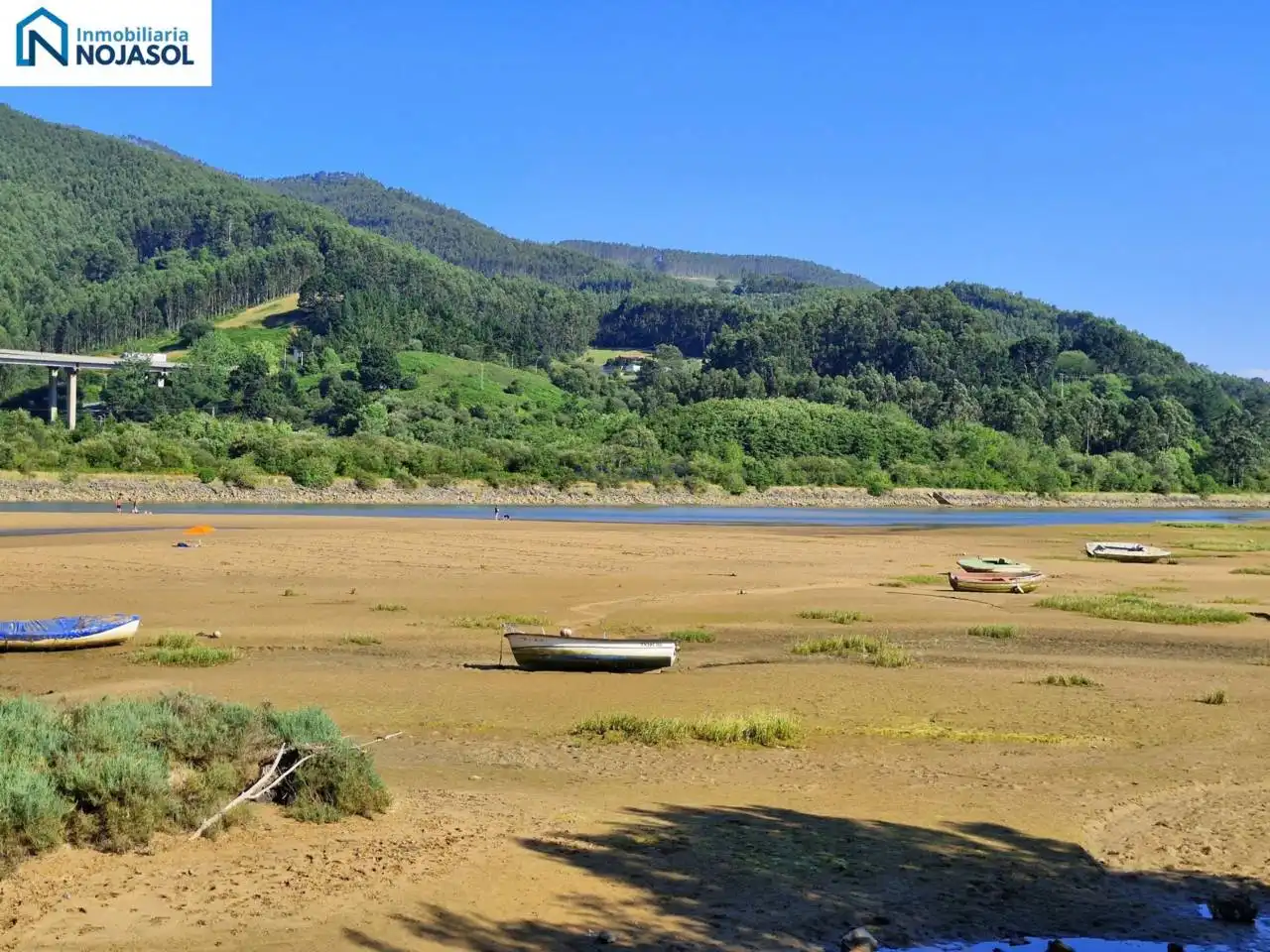 Vista exterior de Apartament en venda en Castro-Urdiales amb Calefacció, Traster i Moblat