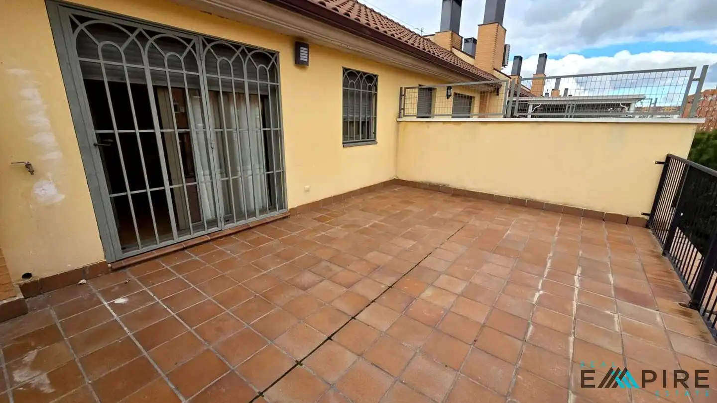 Terrassa de Casa adosada en venda en Parla amb Aire condicionat, Calefacció i Jardí privat