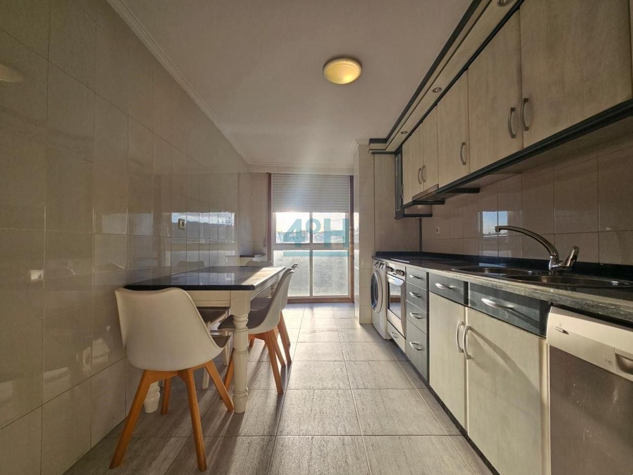 Cuina de Pis de lloguer en Ourense Capital  amb Calefacció i Parquet