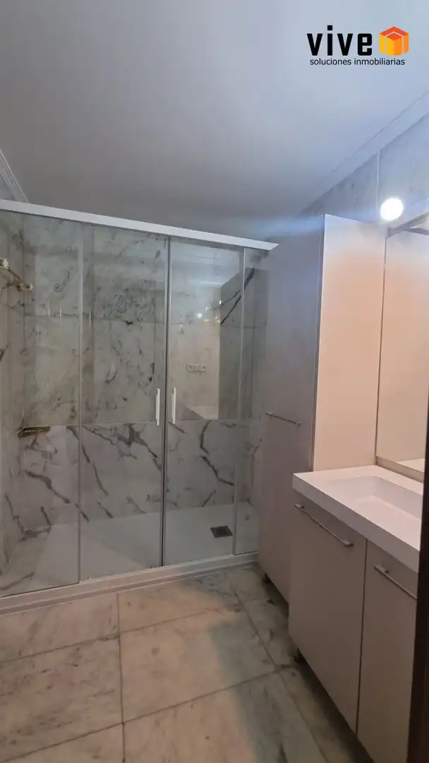 Badezimmer von Wohnung zur Miete in Sevilla mit Klimaanlage, Terrasse und Abstellraum