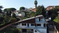 Vista exterior de Casa o xalet en venda en Llinars del Vallès amb Calefacció, Jardí privat i Terrassa