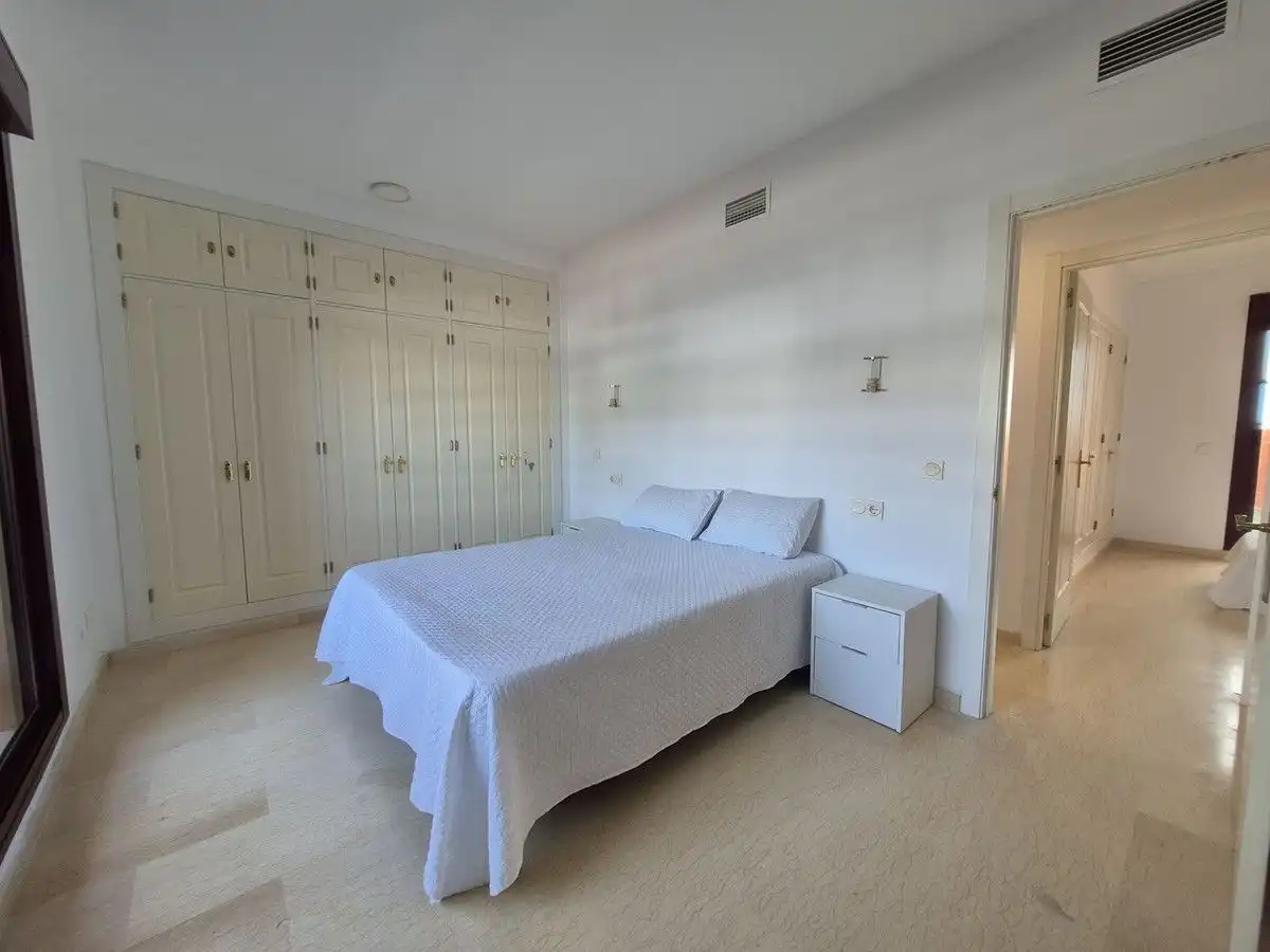 Schlafzimmer von Dachboden zum Verkauf in Manilva mit Klimaanlage, Heizung und Terrasse