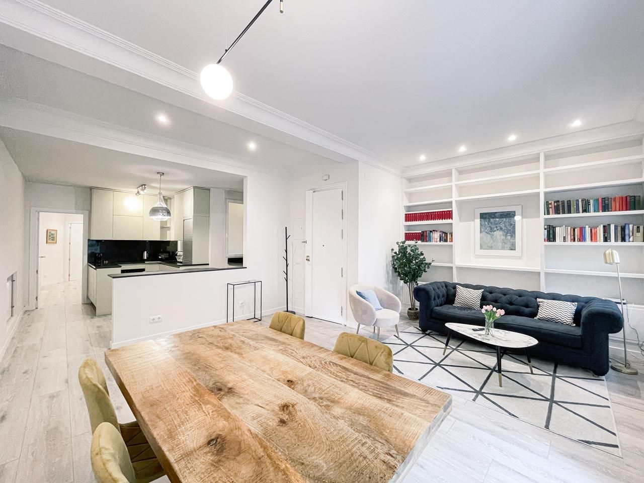 Living room of Flat to rent in  Madrid Capital  with Air Conditioner, Heating and Furnished