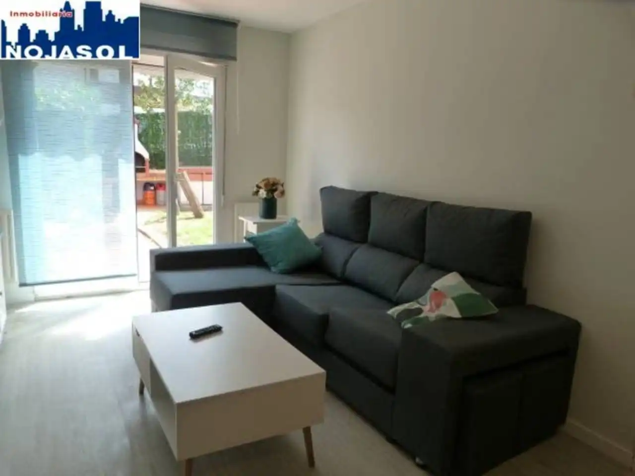 Sala d'estar de Apartament de lloguer en Arnuero amb Calefacció, Jardí privat i Terrassa