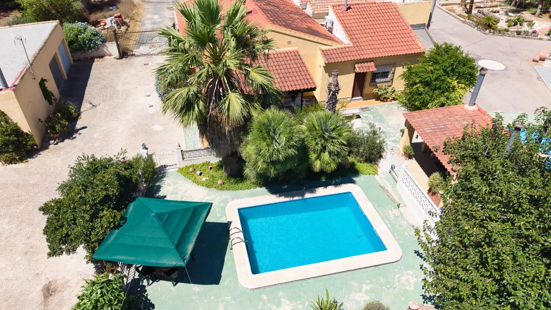 Villa con piscina in vendita a Calle Barrio lo marques la matanza 17 CV-868