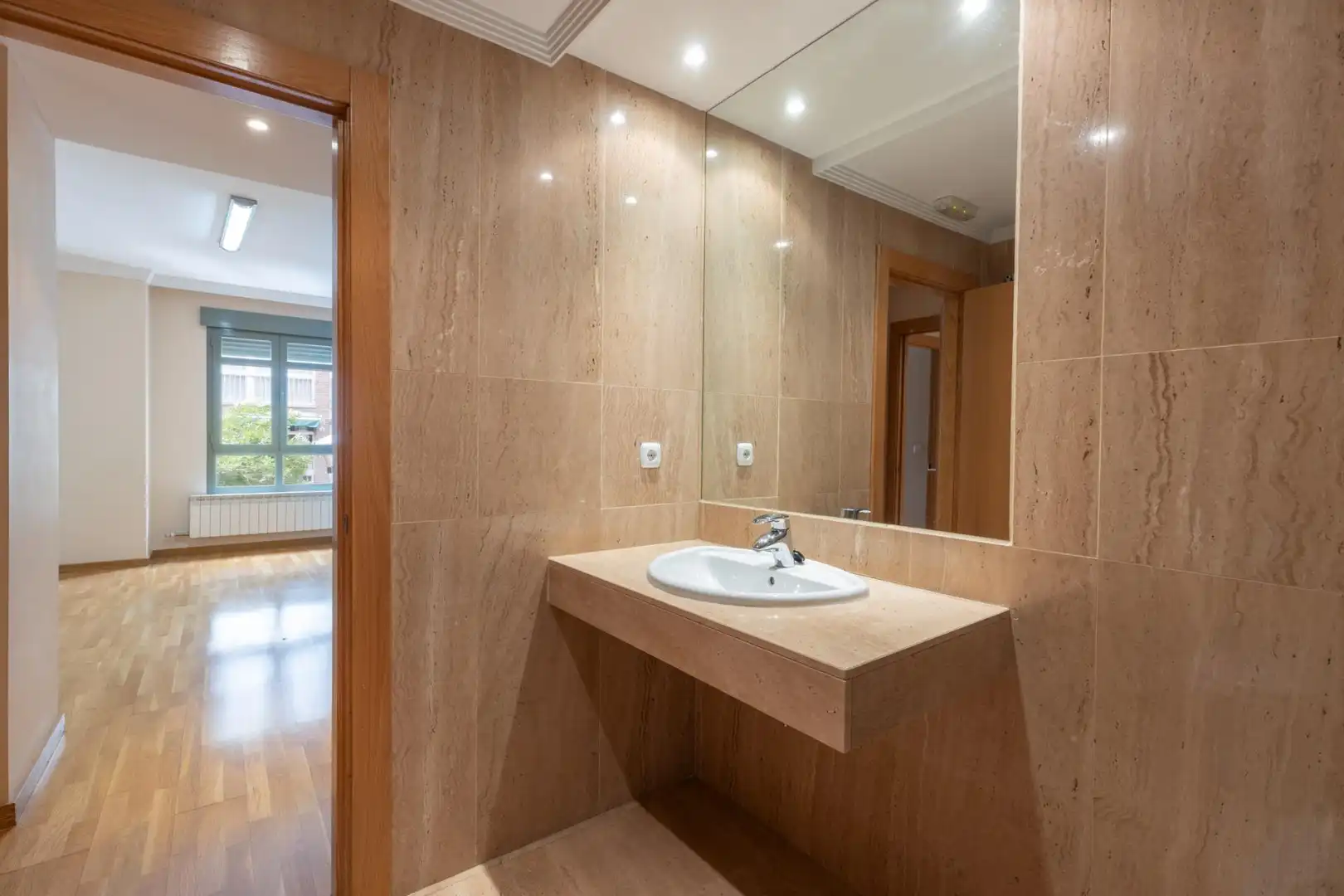 Bathroom of Flat for sale in Granada  with Air Conditioner and Heating