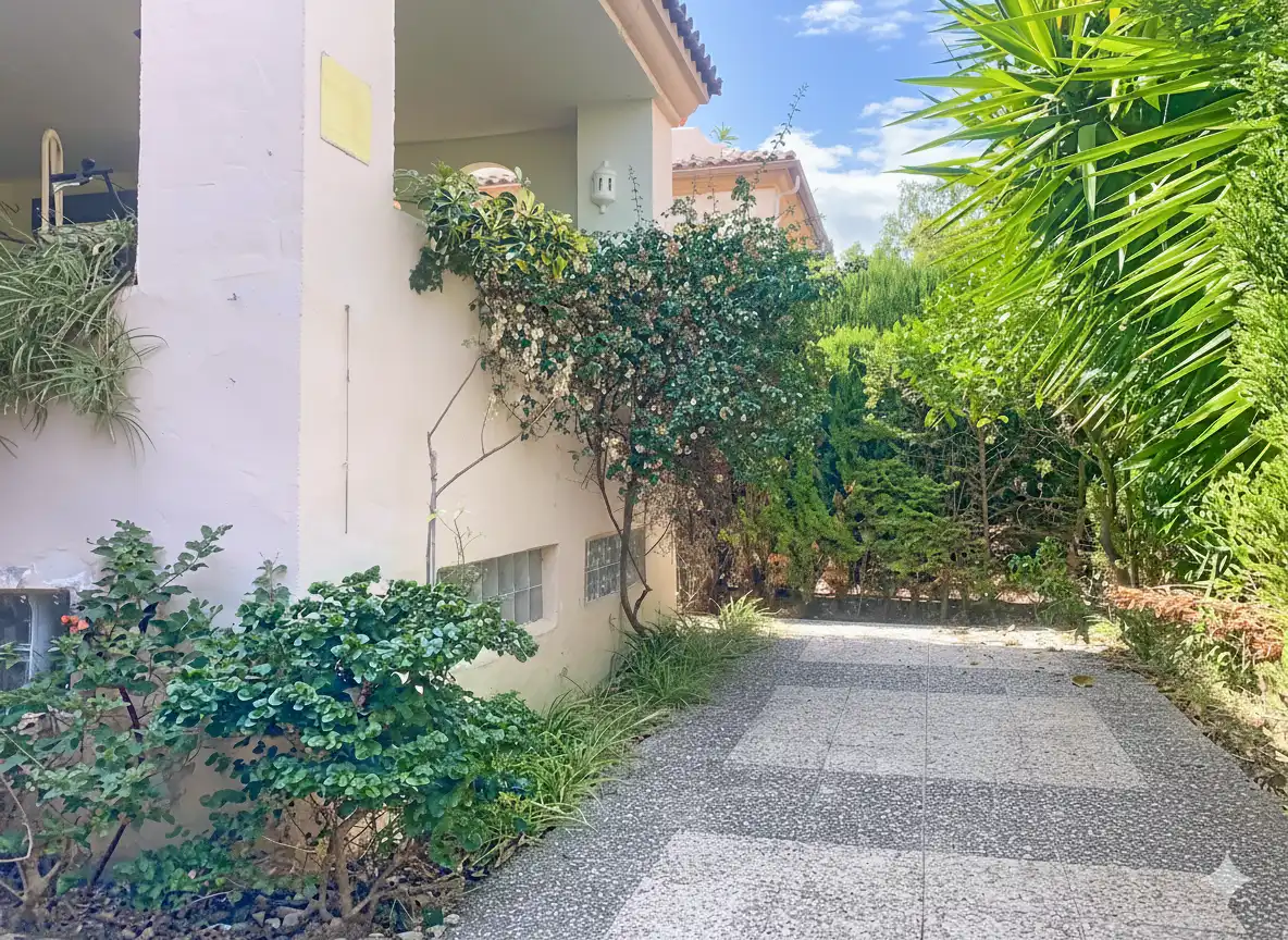 Vista exterior de Casa adosada en venda en Marbella amb Jardí privat, Terrassa i Piscina