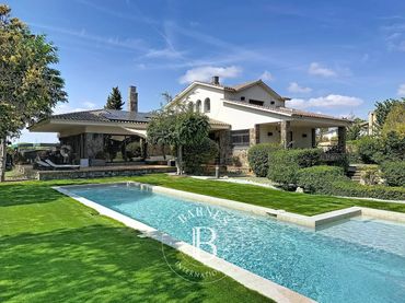 Casa con piscina en venta en Carrer de Salcillo, 48