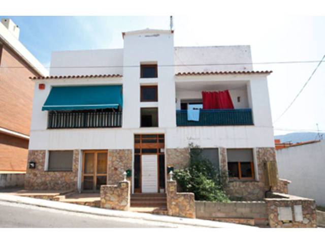 Casa adosada en Venta en besalu en El Colomer - La Bateria - La Coma