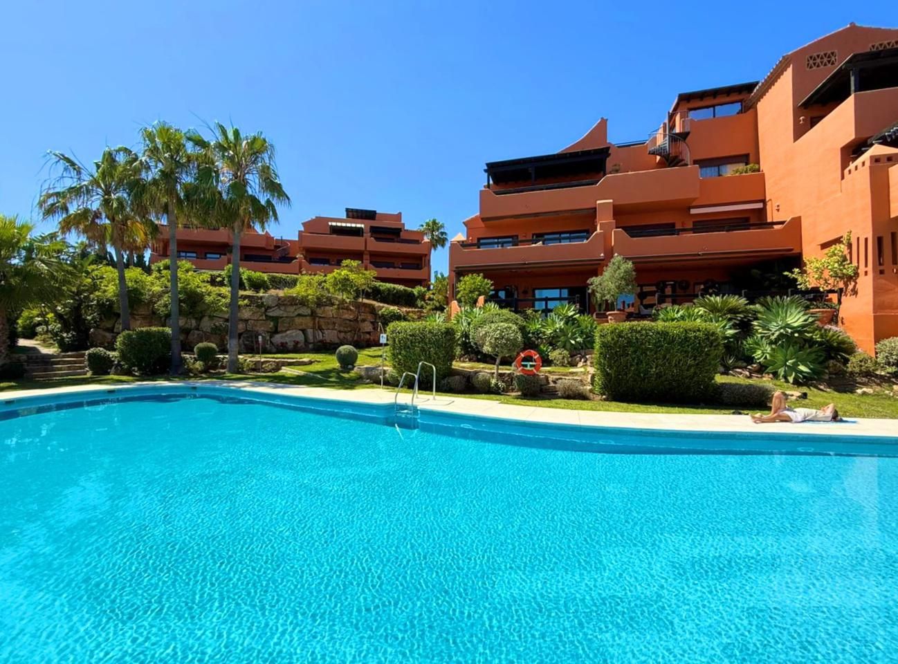 Vista exterior de Pis en venda en Estepona amb Aire condicionat, Terrassa i Traster