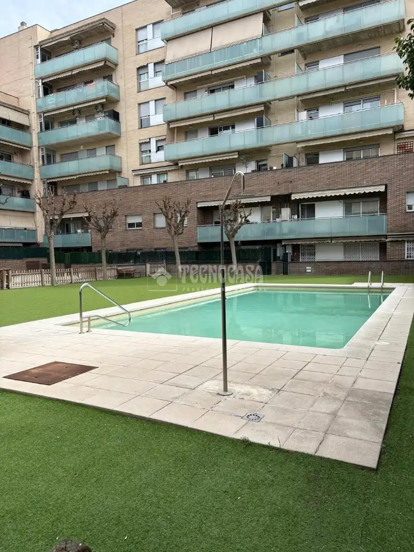 Piscina de Pis en venda en Sabadell amb Aire condicionat, Parquet i Moblat