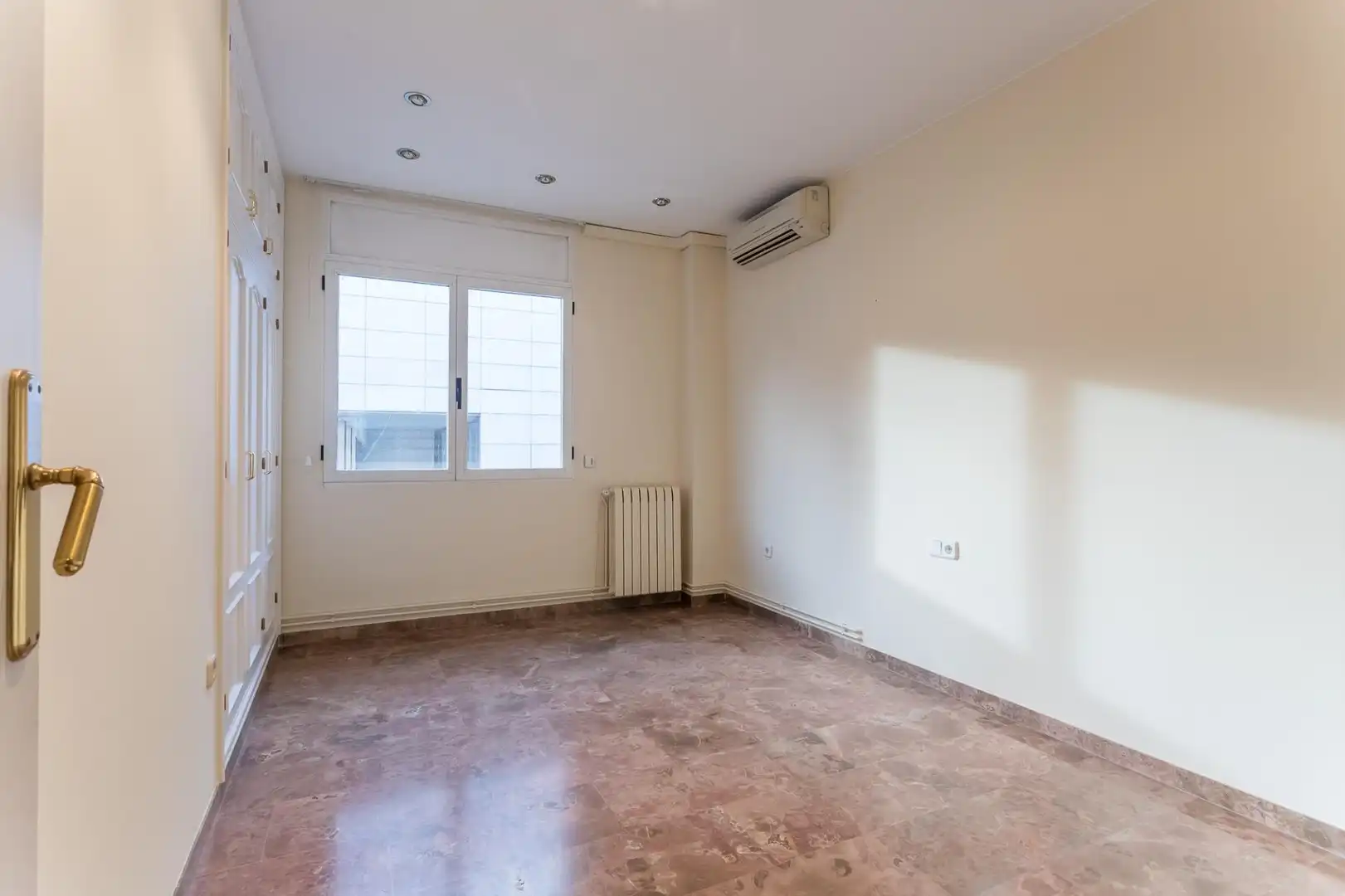 Habitación de Ático en venta en Terrassa con Aire acondicionado, Terraza y Trastero