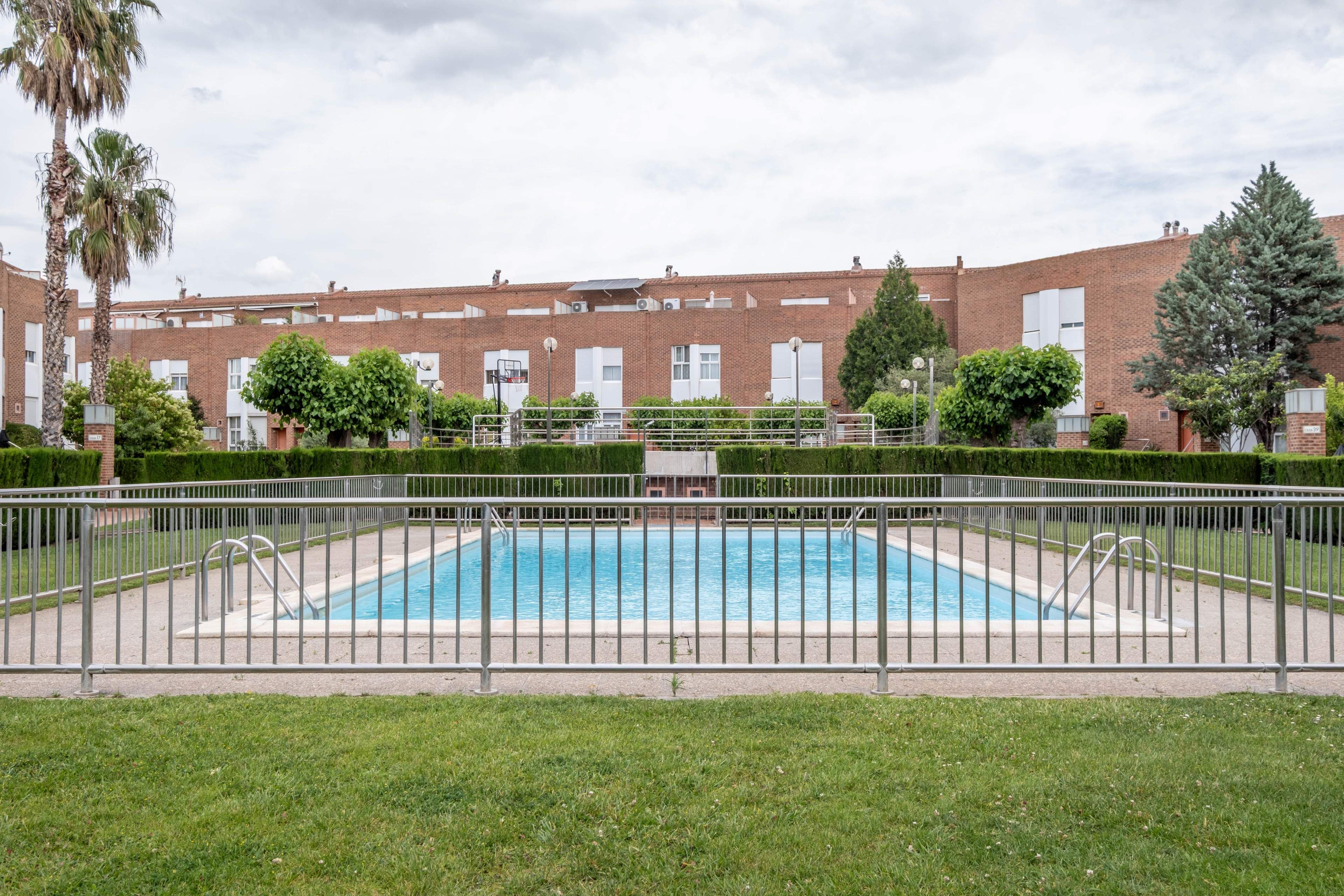 Piscina de Casa adosada en venda en  Zaragoza Capital amb Aire condicionat, Calefacció i Jardí privat