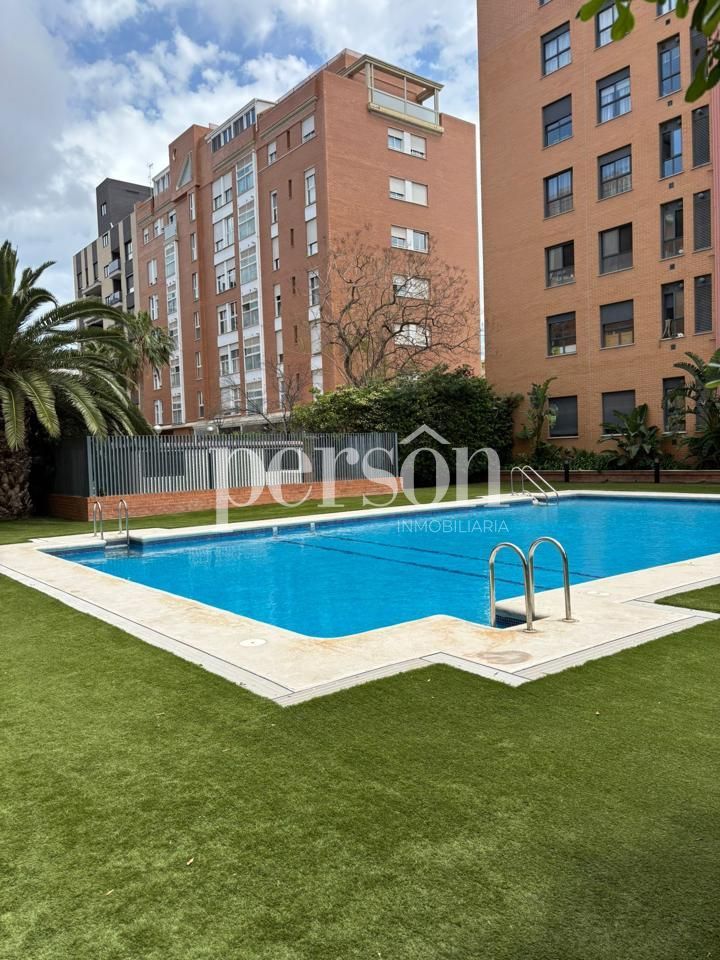 Swimming pool of Planta baja to rent in  Valencia Capital  with Air Conditioner, Heating and Community pool