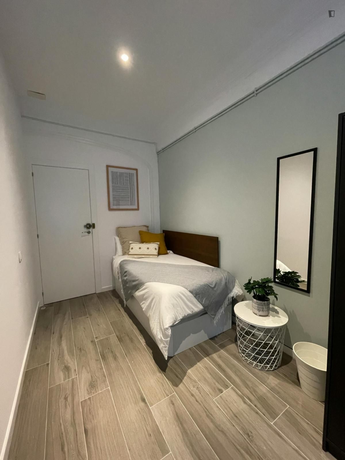 Dormitori de Apartament per a compartir en  Barcelona Capital amb Calefacció, Moblat i Forn